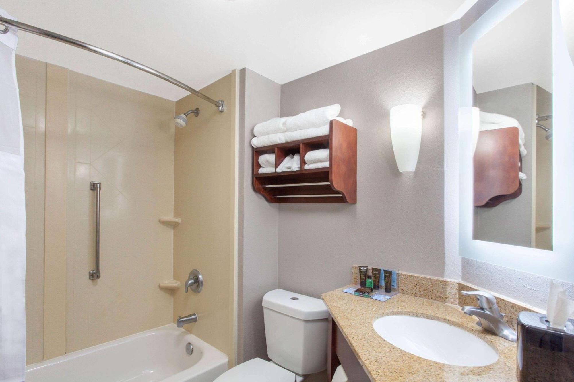 Hotel Wingate By Wyndham Charleston Coliseum North Charleston Esterno foto